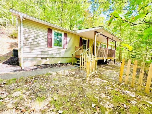 45 Mountaineer Dr, Elkview, WV 25071
