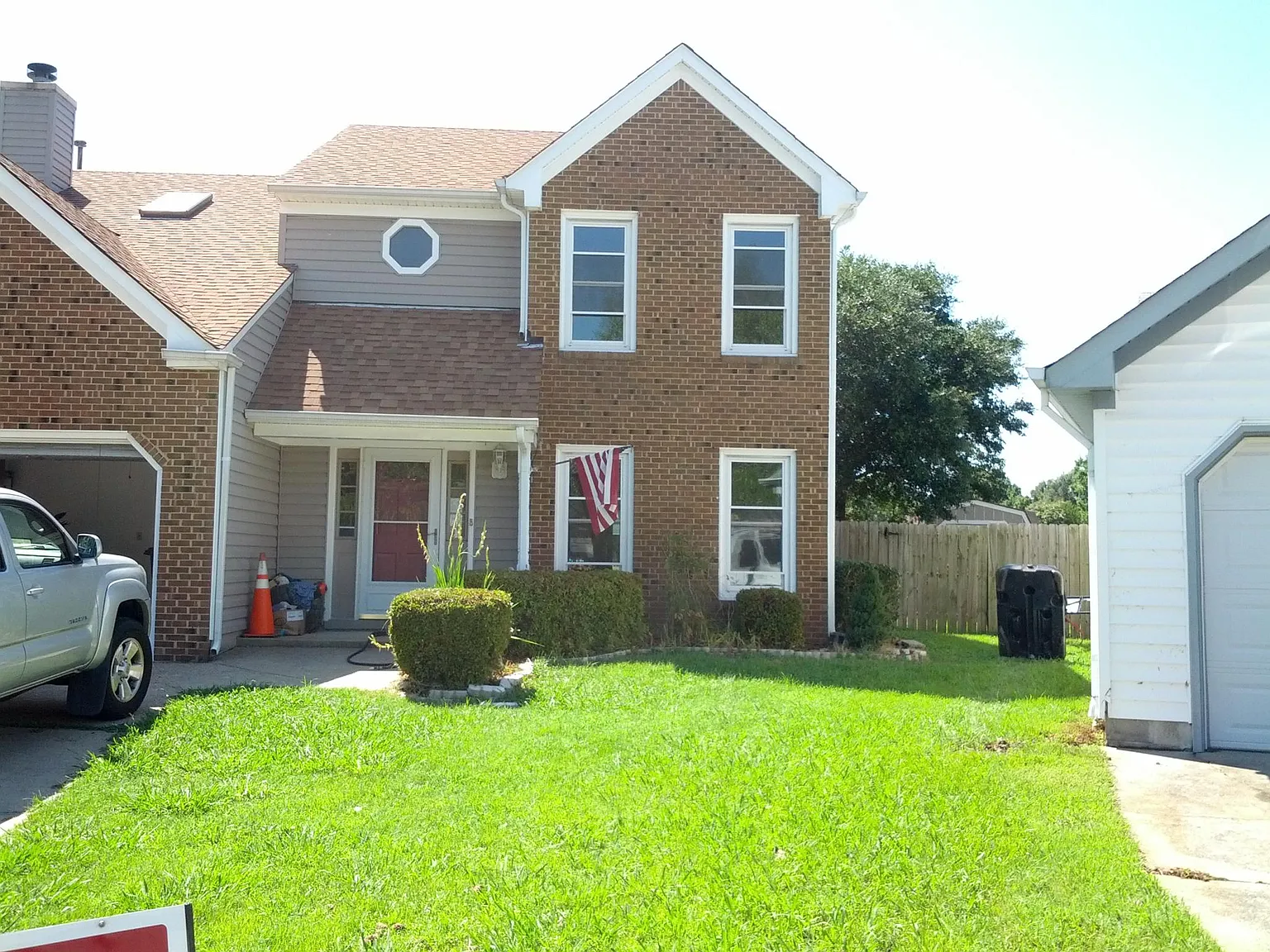 4 bed, 2.5 bath, 2216 sqft, $3,000 — Photo 2