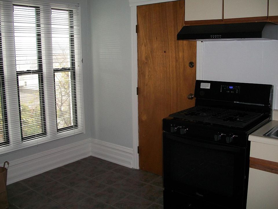 Kitchen Gas like new appls.