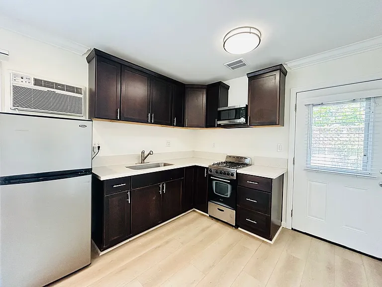 10860 Venice Blvd — Photo 10