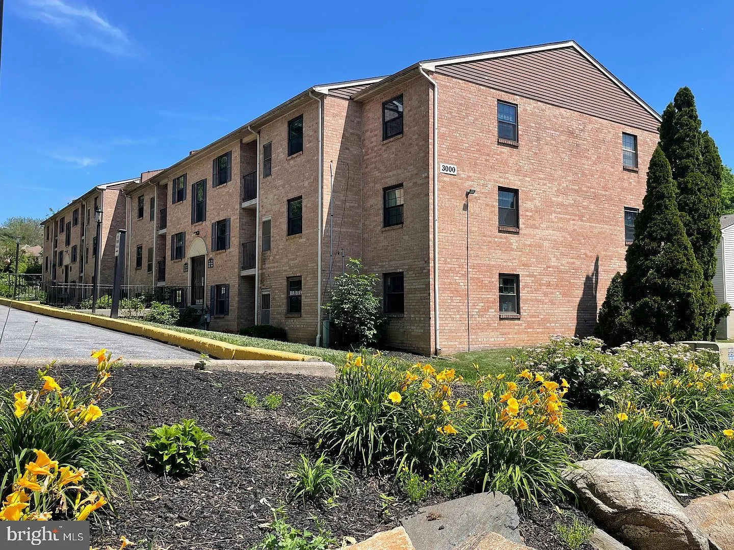 2 bed, 945 sqft, $1,950 — Photo 2