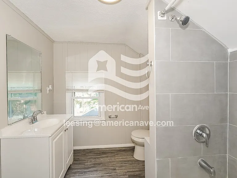 1561115_010_main_bathroom_13886696.jpg