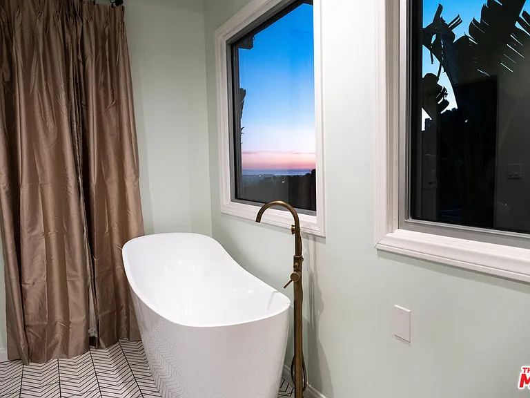 2144 Sunset Plaza Dr — Photo 32