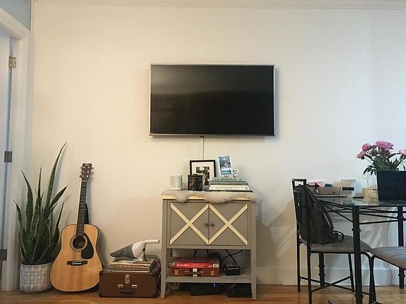 4th image of 166 Elizabeth St #2R