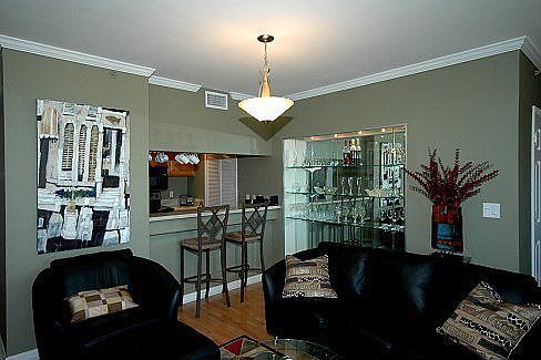 Dining Area and Breakfast Bar