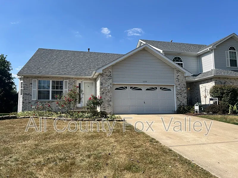 Photo 1 of 16 - 16018 Fairfield Dr - Plainfield, IL Primary Photo - 16018 Fairfield Dr