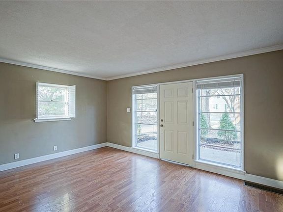 4th image of 5527 N Crestview Ave