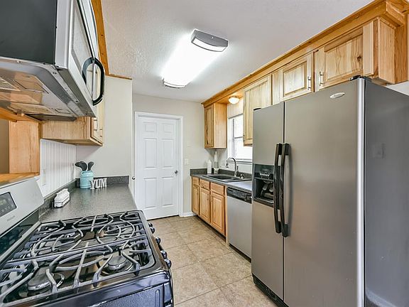 3rd image of 4062 Sherwood St E