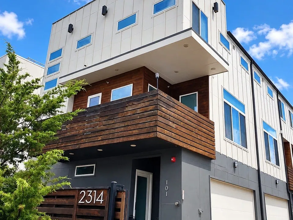 2314 N Carroll Ave #101