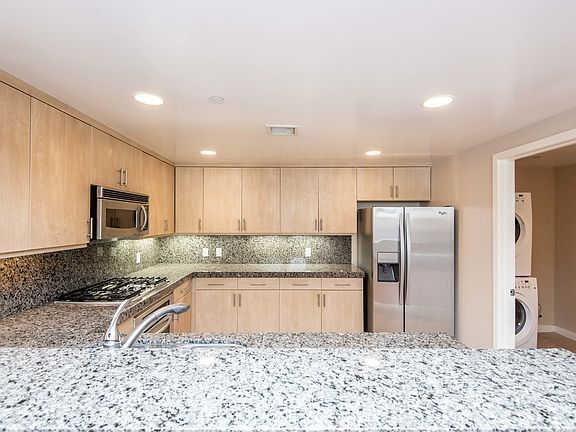 4th image of 5143 White Oak Ave Unit 105