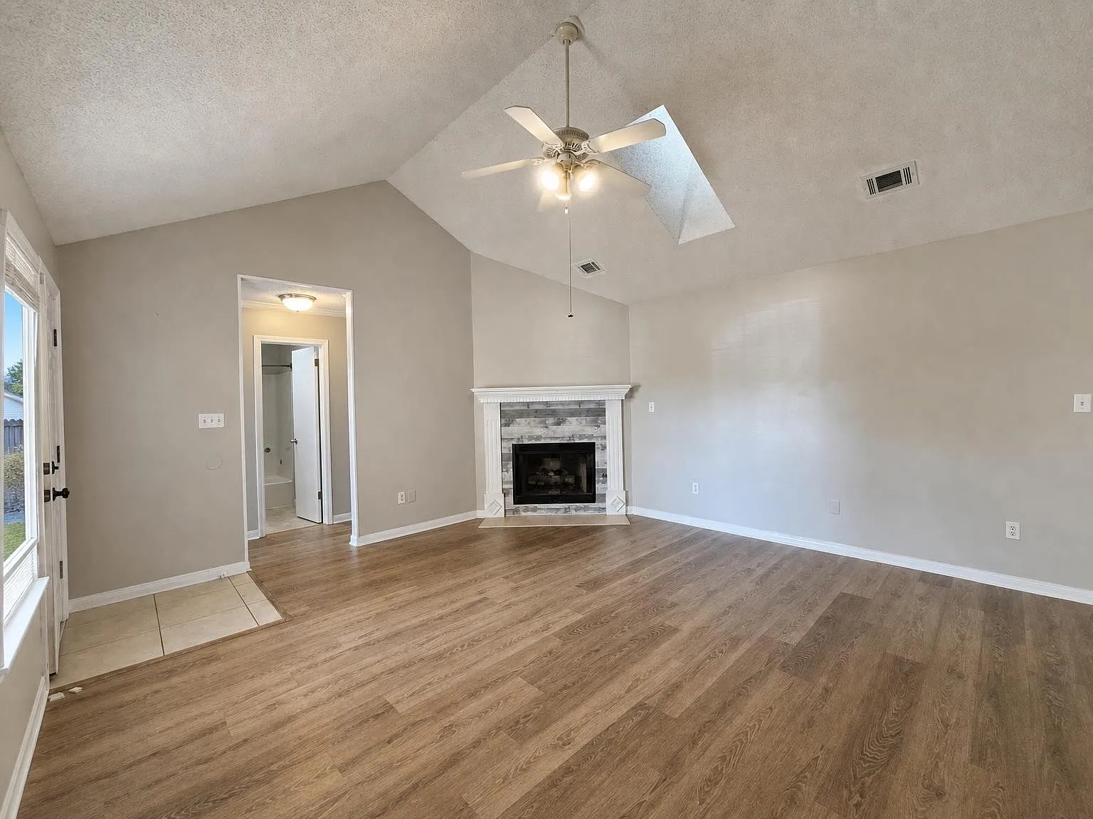 3 bed, 2.0 bath, 1350 sqft, $2,250 — Photo 3