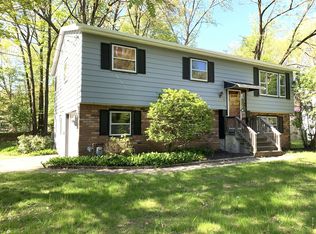 6 McIntosh Ln, Clifton Park, NY 12065
