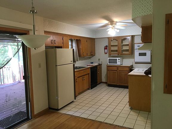 3rd image of 731 Sextant Ave W