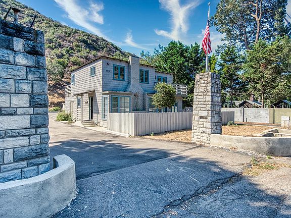 Front view of property. Unit B is upstairs.
