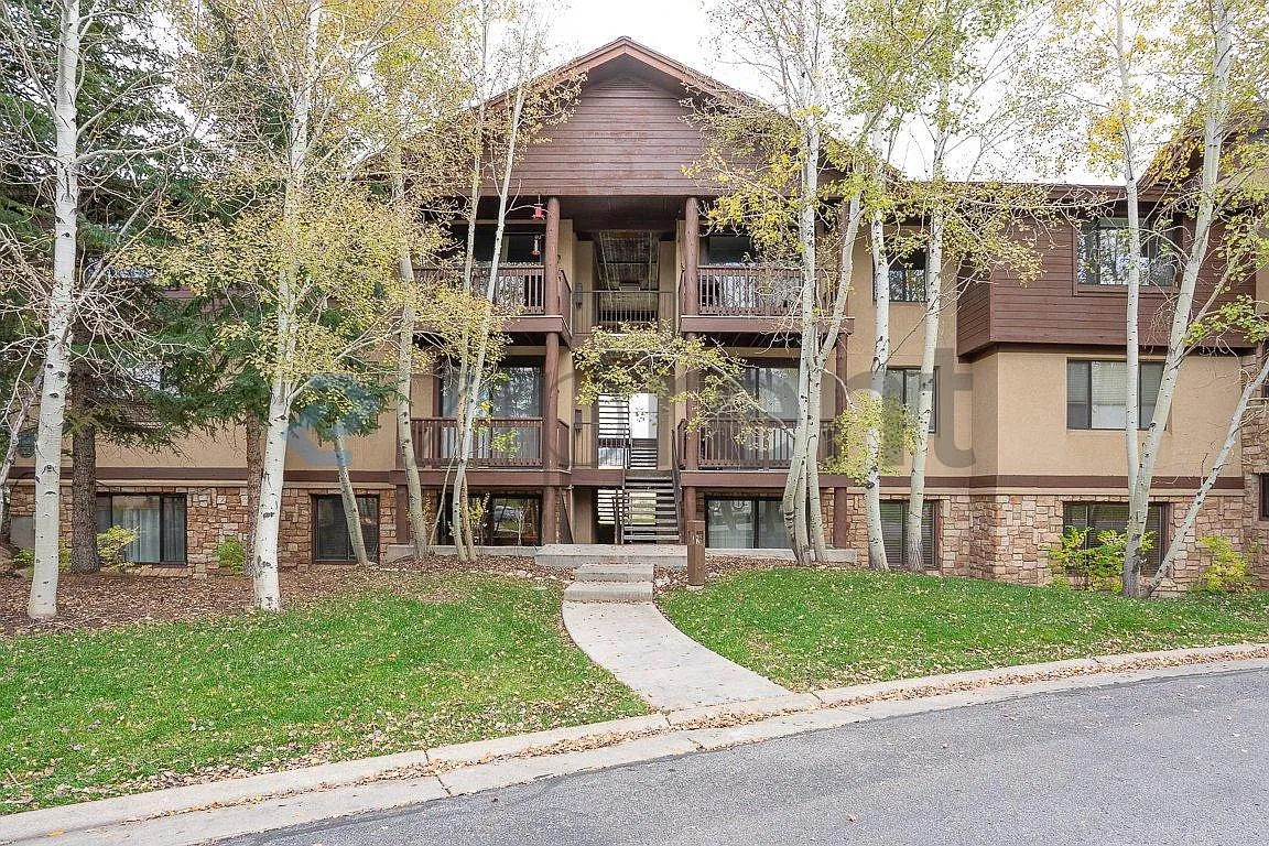 3 bed, 1326 sqft, $3,995 — Photo 1