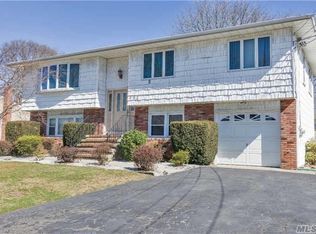 562 S 14th St, Lindenhurst, NY 11757