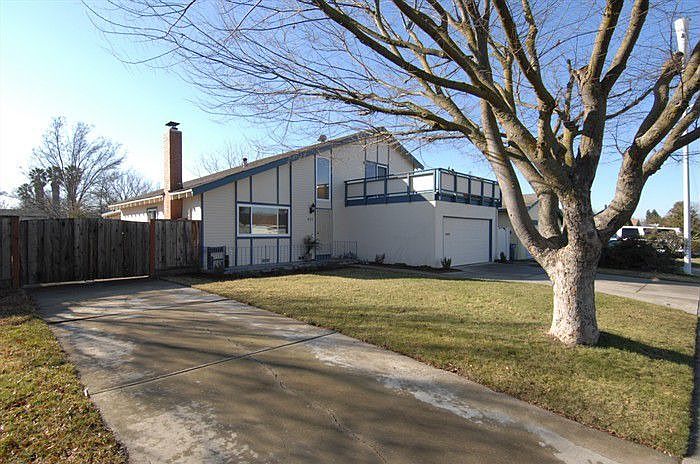 Large private yard w/side yard access