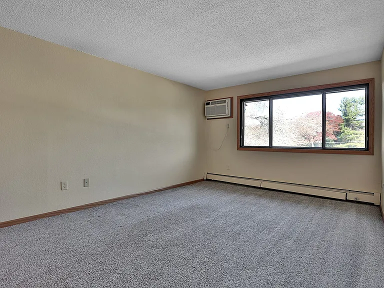 Oakridge Apartments — Photo 18