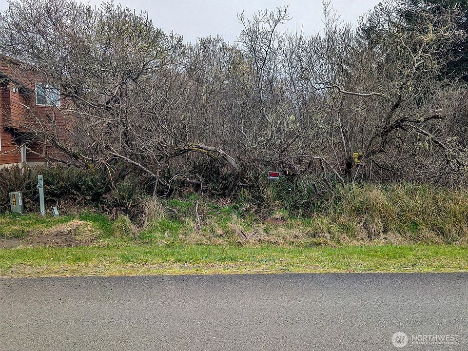 1st image of 572 Puffin Avenue NE