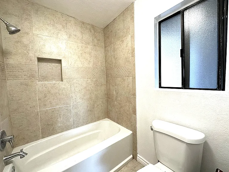 Primary bath with tub/shower