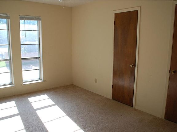 5th image of 3827 Glenbrook Dr