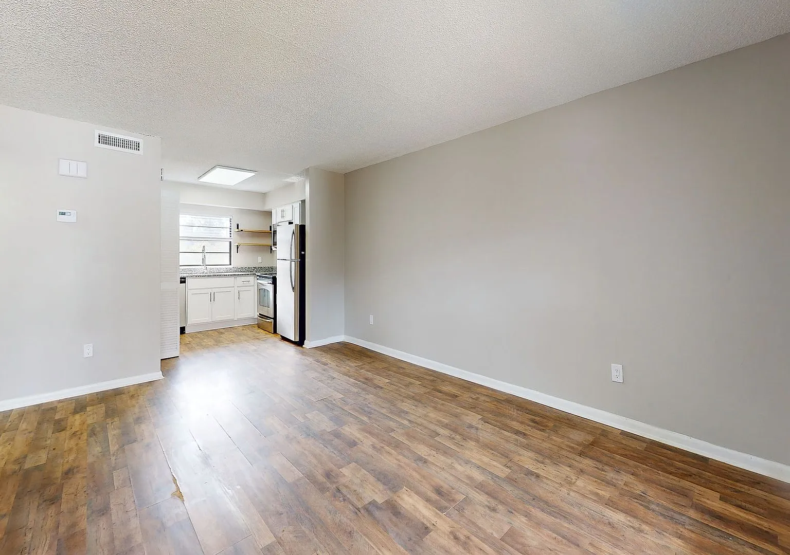 Renovated 2 Bedroom / 1 Bathroom Apartment — Photo 3