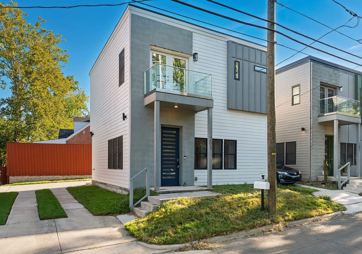 Modern and welcoming 3 bed 2.5 bath with balcony close to downtown! — Photo 1