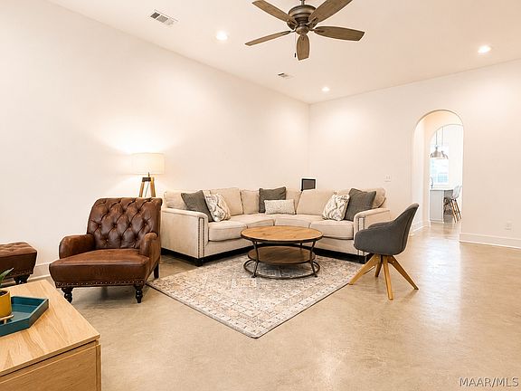 4th image of 4667 Broadwick St