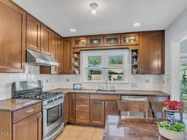402 Ryders Ln — Photo 17