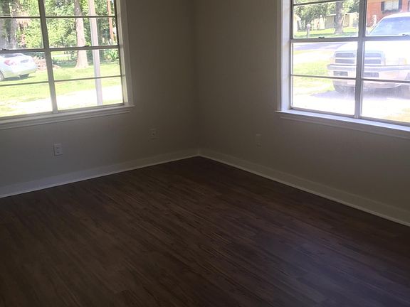5th image of 120 Town & Country Ln