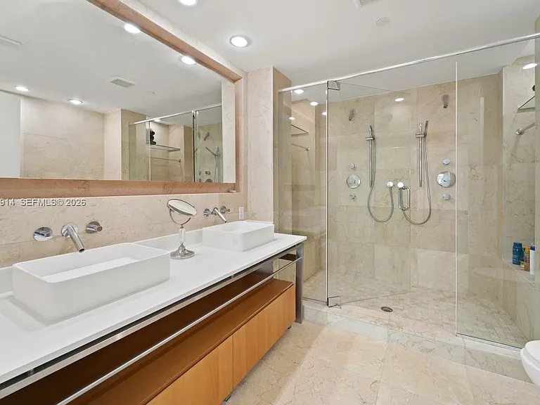 6000 Collins Ave #517 — Photo 21