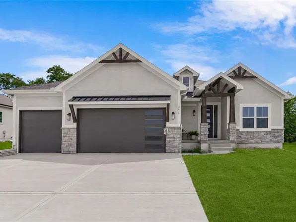 2616 NE Woodland Oak Dr, Lees Summit, MO 64086
