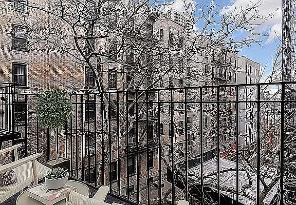 5th image of 941 Washington Ave #616
