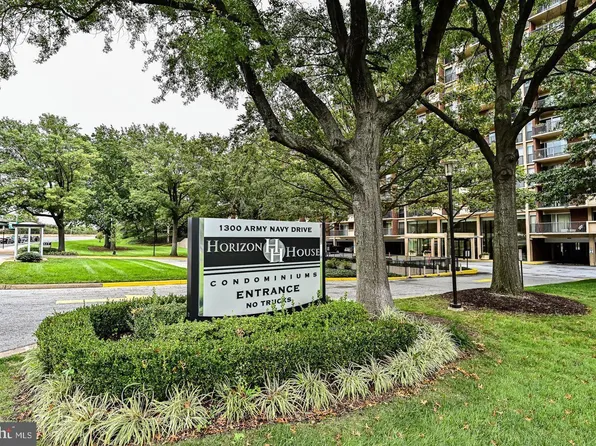1300 Army Navy Dr APT 425, Arlington, VA 22202