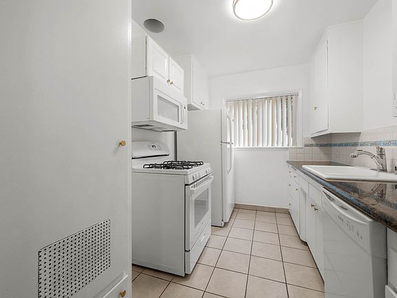 4th image of 1417 1/2 S Holt Ave #2