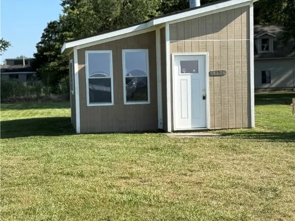 4394 Lake Dr N, Geneva, OH 44041