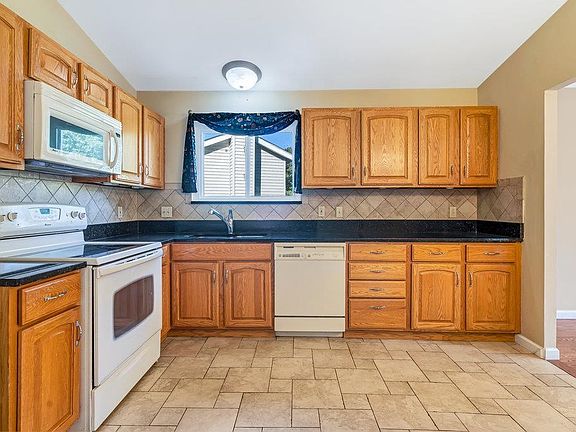 5th image of 7227 Emerald Bend Dr