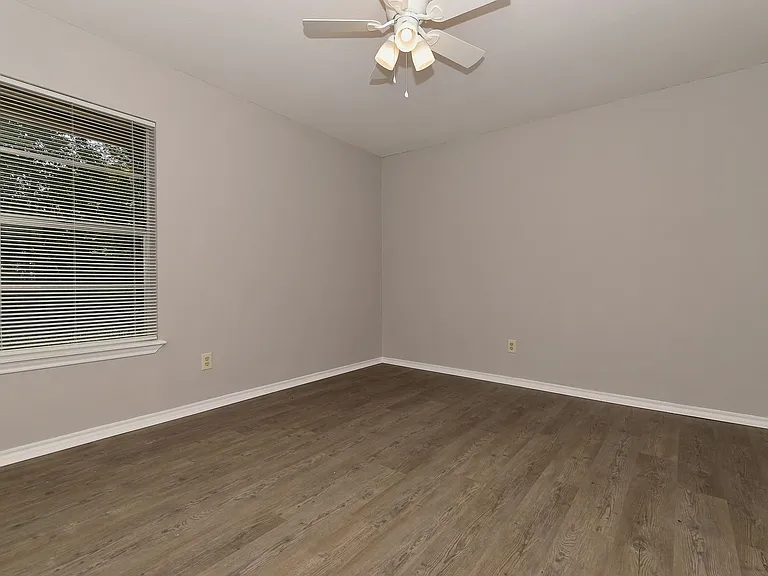 4008 Templeton St — Photo 15