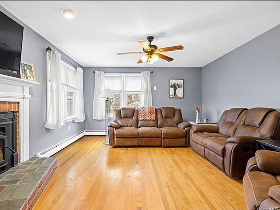 3rd image of 118 Evergreen Rd