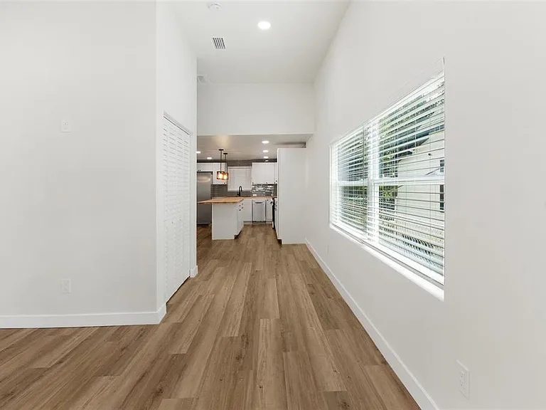 2329 W Beach St — Photo 9