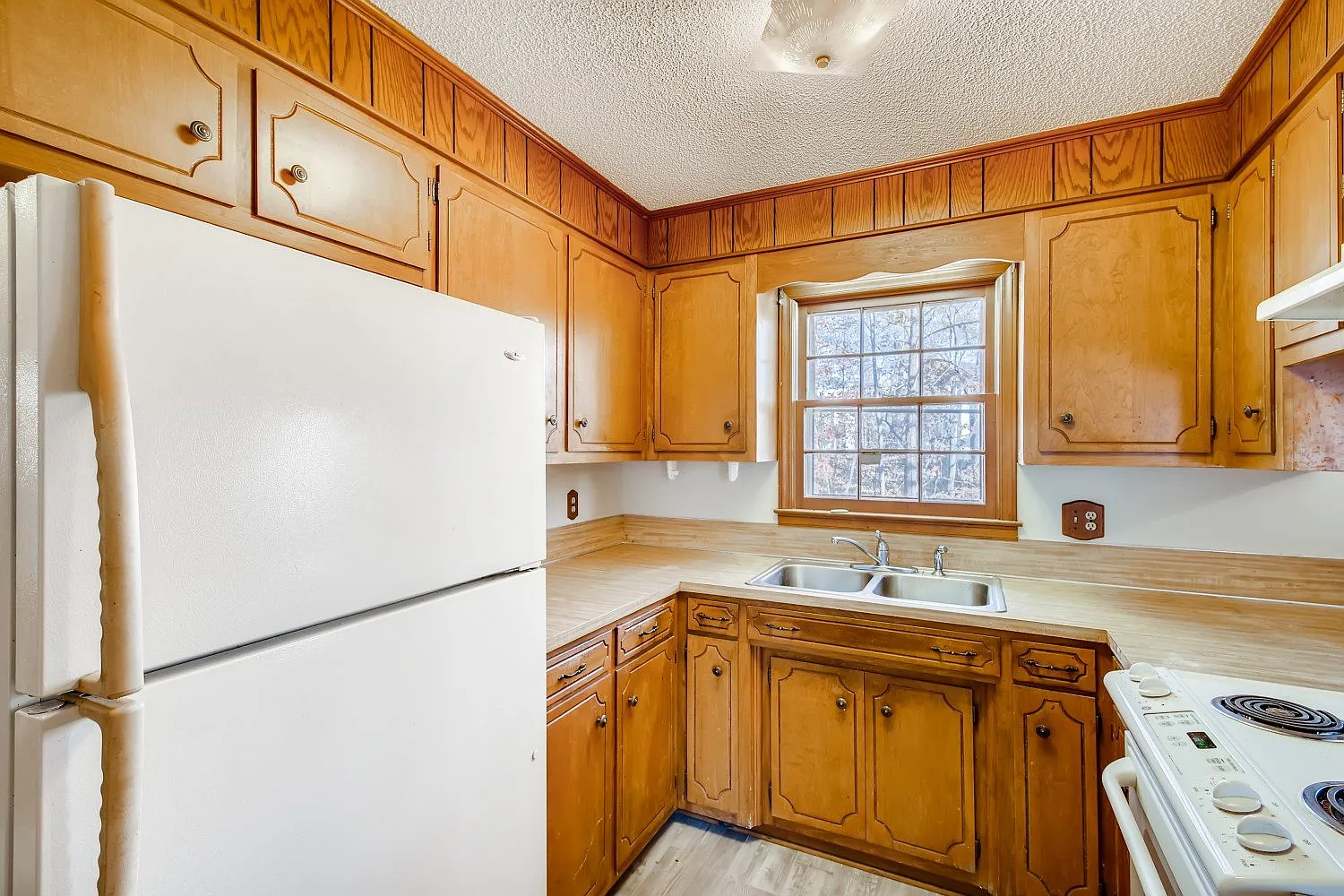 3 bed, 1.5 bath, 1074 sqft, $1,595 — Photo 3