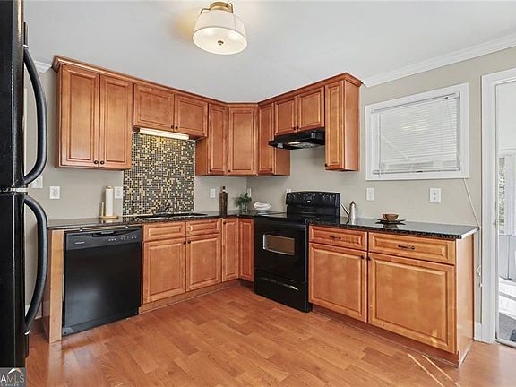 3rd image of 762 Livingston Pl