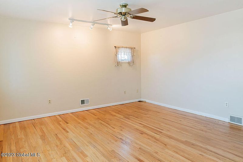 5th image of 35 Harold Avenue