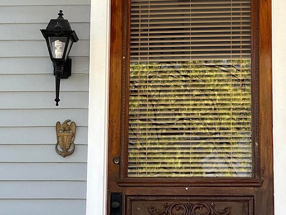 4th image of 527 Steele St