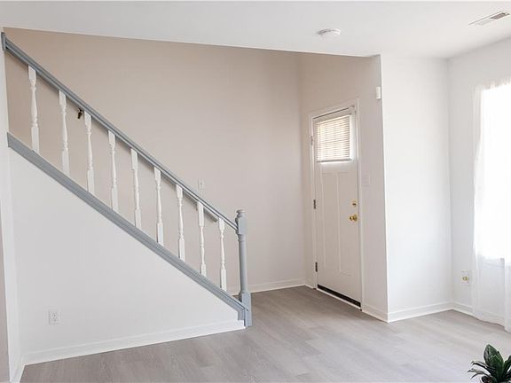 5th image of 552 Lanier Cres