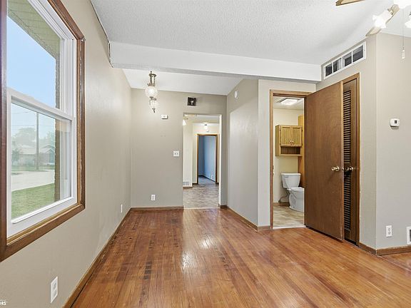 4th image of 702 Union St