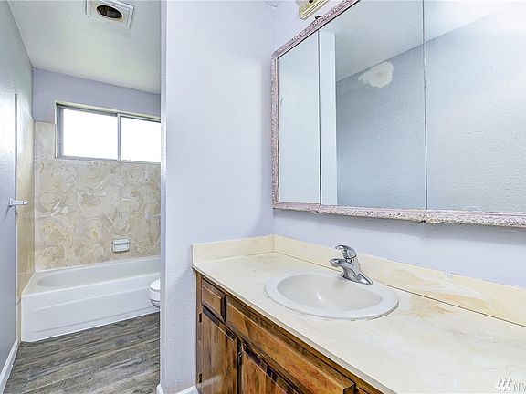 4th image of 1601 1st St NE