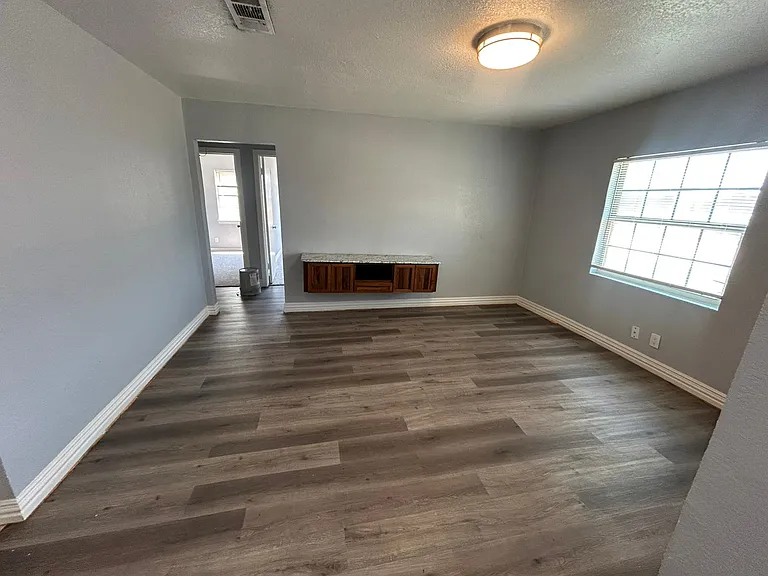 416 Compton Ave — Photo 5
