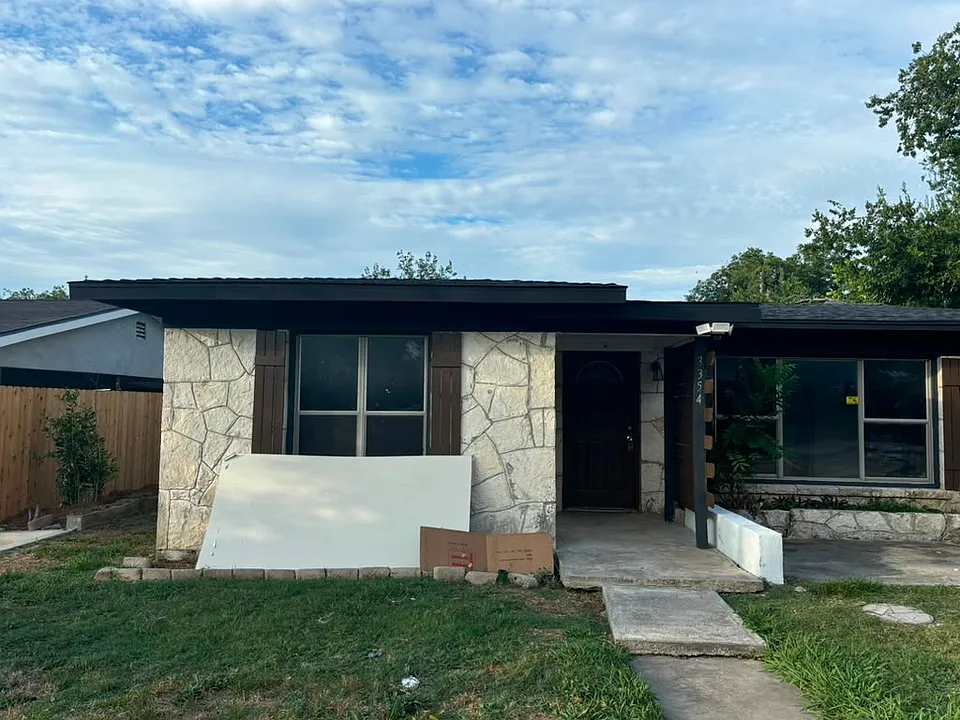 3354 W Woodlawn Ave