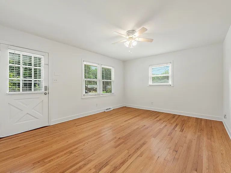 1129 Eastview Dr — Photo 8